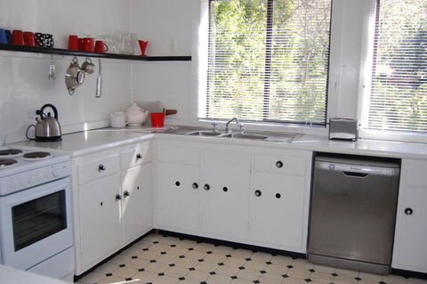Quaint Cottage Nestled Amongst The Trees - Accommodation 4U 3