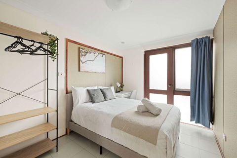 Quaint Double Room - Private Spot At Milperra - Shared Bathroom - Accommodation 4U 0