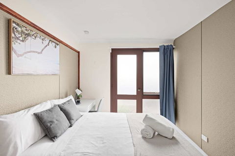 Quaint Double Room - Private Spot At Milperra - Shared Bathroom - Accommodation 4U 2