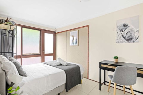 Quaint Double Room - Private Spot At Milperra - Shared Bathroom - Accommodation 4U 3