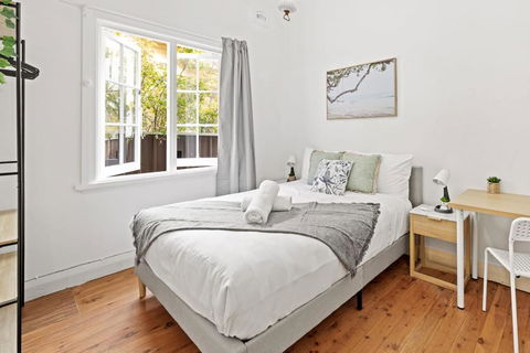 Quaint Double Room - Seconds To Shops & Eateries - Shared Bathroom - Accommodation 4U 0