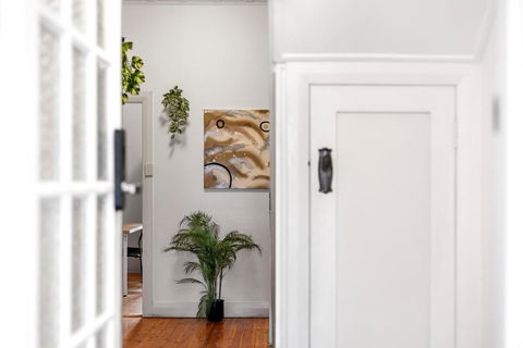 Quaint Double Room - Seconds To Shops & Eateries - Shared Bathroom - Accommodation 4U 3