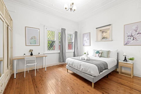 Quaint Double Room - Seconds To Shops & Eateries - Shared Bathroom - Accommodation 4U 1