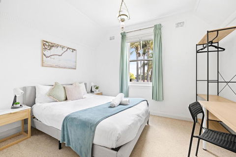 Quaint Double Room - Seconds To Shops & Eateries - Shared Bathroom - Accommodation 4U 2