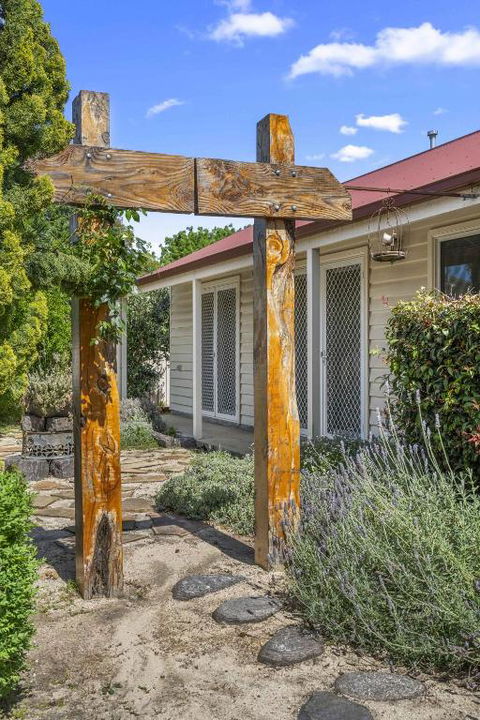 Quaint Garden Oasis With Free Parking - Accommodation 4U 2