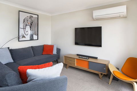 Avalanche 6 - Sophisticated Style &modern Comfort With A Central Location - Accommodation 4U 3