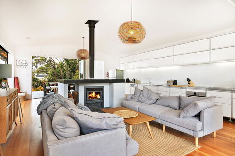 Ayana Beach House - Pet Friendly - Opposite Beach - Accommodation 4U 1