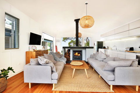 Ayana Beach House - Pet Friendly - Opposite Beach - Accommodation 4U 0