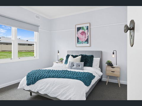 BALLARAT CLOSE 2 CBD + HOSPITAL+3BR HOME+NETFLIX + WiFi + Gift - Accommodation 4U 1