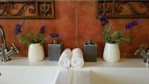 Barossa Glen - Henri's Cottage - Bed & Breakfast - Accommodation 4U 2