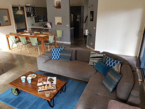 Bay Breeze Holiday Home - Accommodation 4U 0