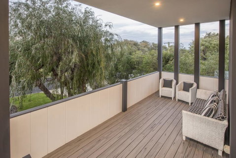Bay View Retreat - Stunning Ocean Views And 300 Metres To Beach - Accommodation 4U 3