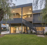 Bay View Retreat - Stunning Ocean Views and 300 metres To Beach - Accommodation 4U