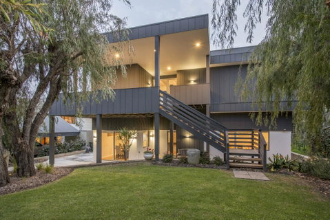 Bay View Retreat - Stunning Ocean Views And 300 Metres To Beach - Accommodation 4U 0