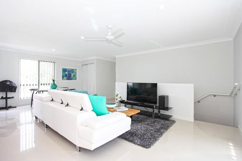 Beach Breeze Holiday House - Accommodation 4U 2