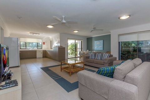 Beach House, Pacific Road, 1/20 - Accommodation 4U 2