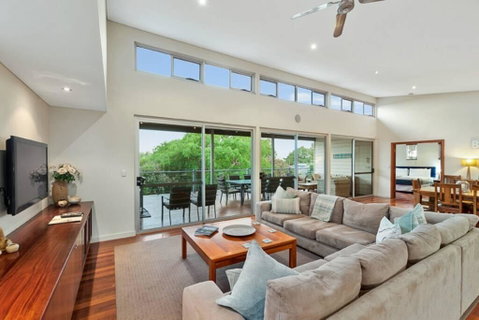 BeachBlu Holiday Home - Accommodation 4U 1