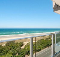 Beachfront Apt Main Beach - Accommodation 4U