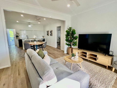 Renovated Queenslander - Upstairs 2km To Stadium - Accommodation 4U 1