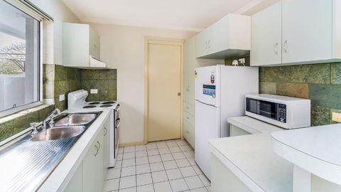 RED Rock - Townhouse In Town - Accommodation 4U 2