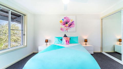 RED Rock - Townhouse In Town - Accommodation 4U 3