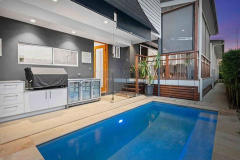Redcliffe CBD Family Beach House - Accommodation 4U 0