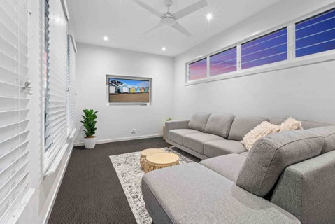 Redcliffe CBD Family Beach House - Accommodation 4U 2