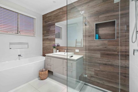 Redcliffe CBD Family Beach House - Accommodation 4U 3