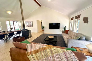 Redtail House - Carlotta with Accommodation 4U