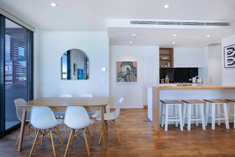 Regatta Hideaway - A Breezy Balcony Residence - Accommodation 4U 2