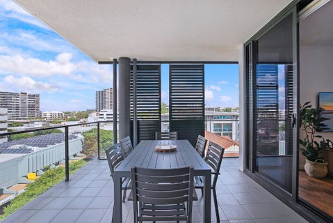 Regatta Hideaway - A Breezy Balcony Residence - Accommodation 4U 1