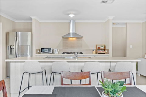 Relax By The Sea Modern Beach Home - Accommodation 4U 0
