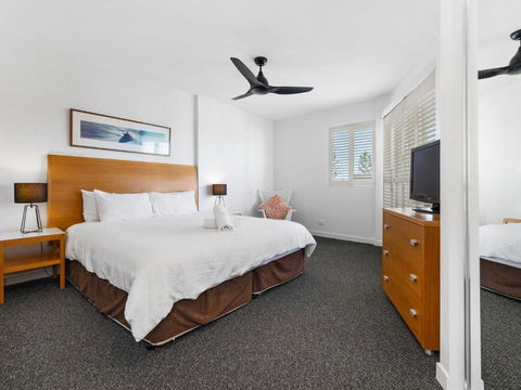 RESORT ON THE BEACH 2214/2215 - Accommodation 4U 1