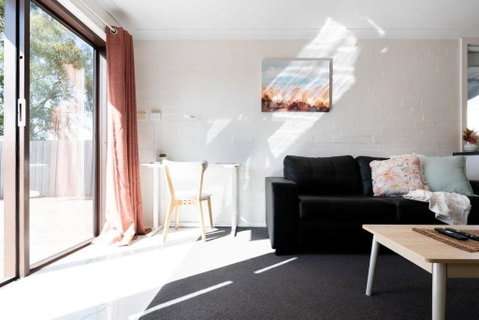 Riverside Gem With Parking And WiFi - Accommodation 4U 1
