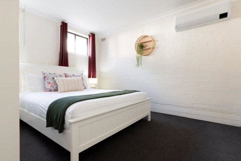 Riverside Gem With Parking And WiFi - Accommodation 4U 2