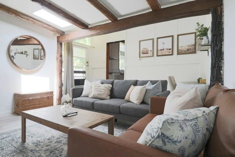 Rustic Chic 200 Metres From CBD - Accommodation 4U 0