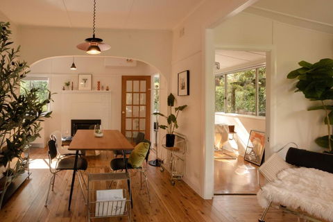 Romantic Garden Cottage With Home Cinema - Accommodation 4U 1
