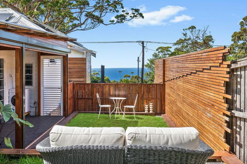 Romanic Garden View 1 Bed Apartment With Ocean Views At Stanwell Tops - Accommodation 4U 0