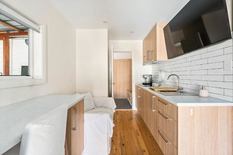 Romanic Garden View 1 Bed Apartment With Ocean Views At Stanwell Tops - Accommodation 4U 2