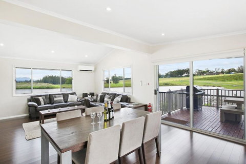 Romantic Lakehouse Set In A Private Vineyard In The Hunter Valley - Accommodation 4U 2