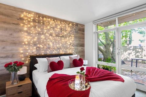 Romantic Retreat With Garden - Accommodation 4U 0