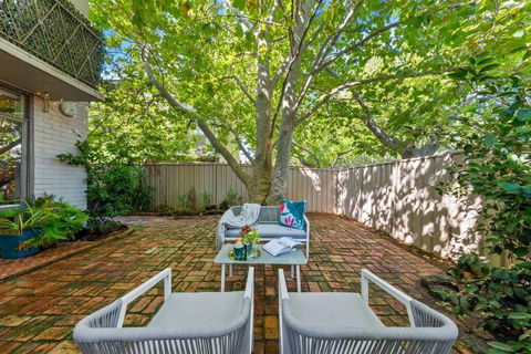 Romantic Retreat With Garden - Accommodation 4U 1