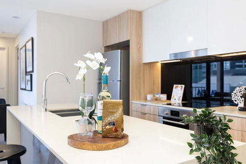 Rooftop Pool Stunning Apartment Queen Street - Accommodation 4U 1