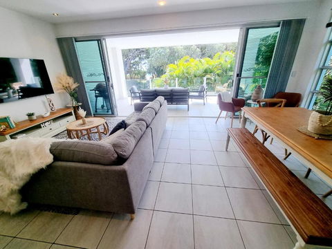 Rosalynda- Luxury Beachfront 3 BR Townhouse - Accommodation 4U 3