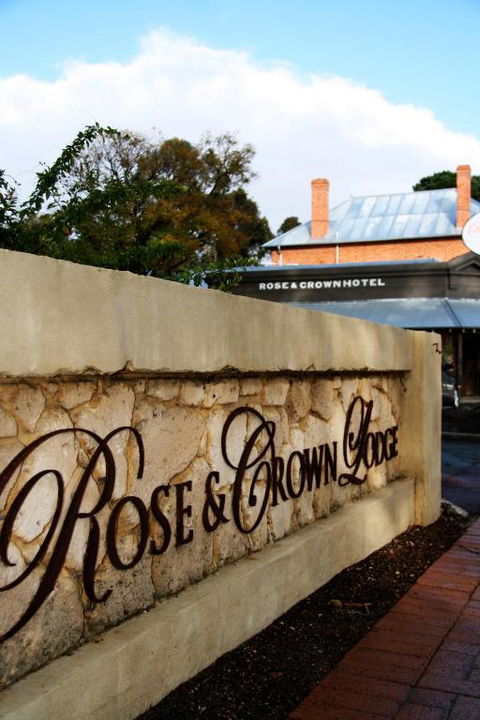 Rose & Crown Hotel - Accommodation 4U 3