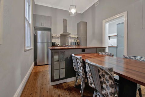 Rose Cottage - Stroll To CBD, Leafy Setting - Accommodation 4U 1