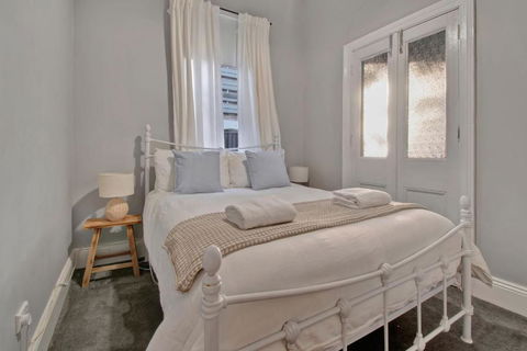 Rose Cottage - Stroll To CBD, Leafy Setting - Accommodation 4U 2