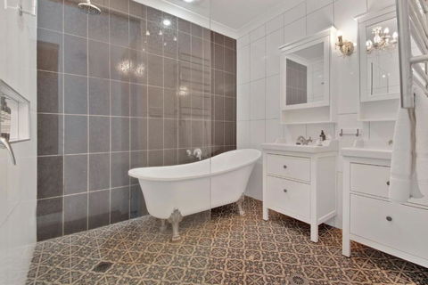 Rose Cottage - Stroll To CBD, Leafy Setting - Accommodation 4U 3