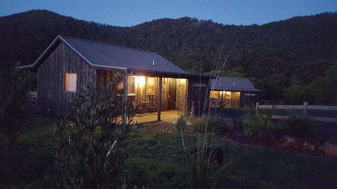 Rustic Hut Bush Retreat - Accommodation 4U 1