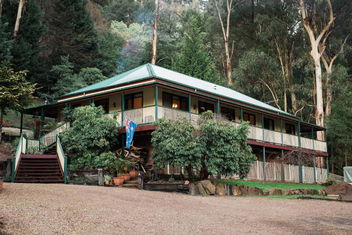 Rustic Refuge Guesthouse with Accommodation 4U